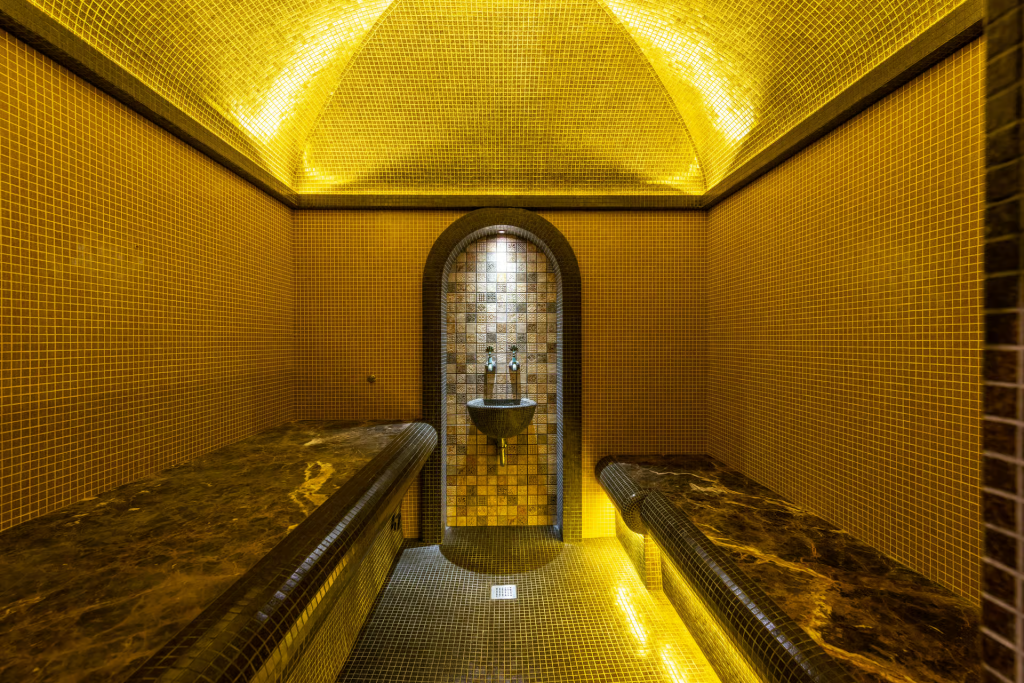 Summer (June to August): Perfect for Luxury Stays